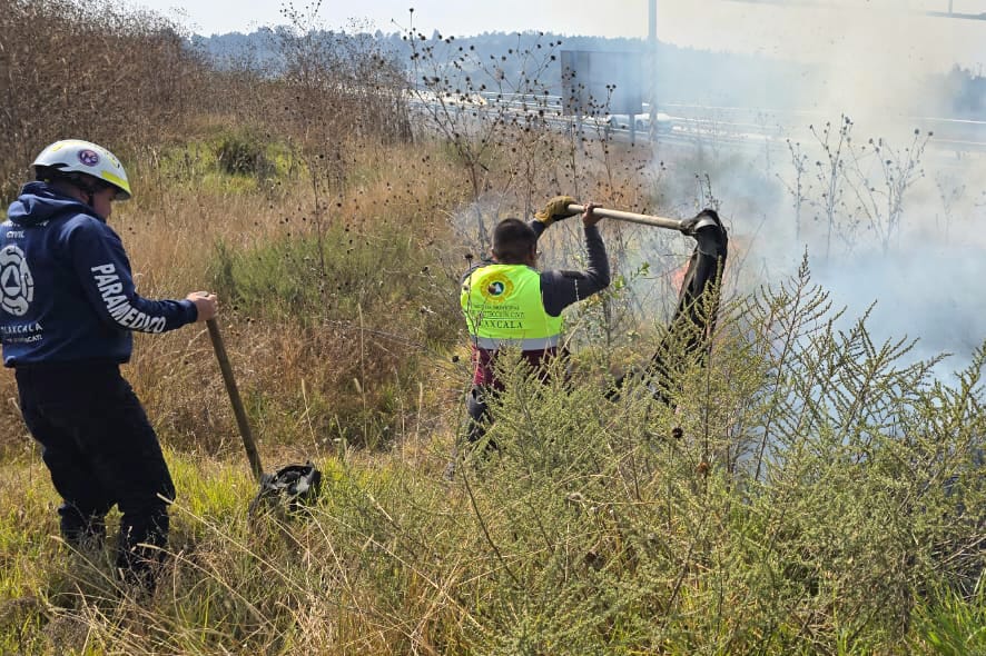 Protección Civil municipal de Tlaxcala controla incendio de pastizales en Acuitlapilco